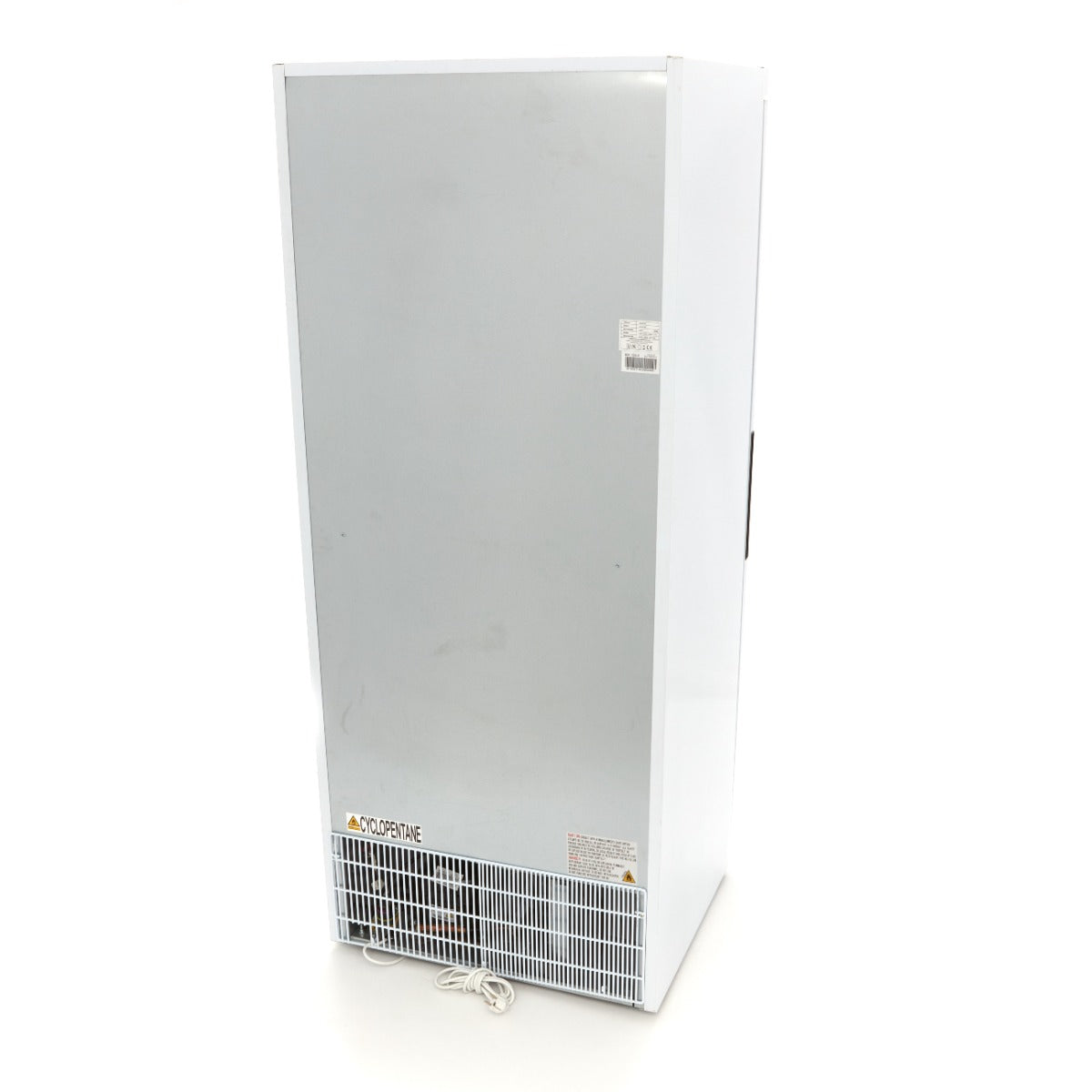 Réfrigérateur blanc Maxima de 600 L avec 4 étagères réglables, intérieur spacieux et moderne.