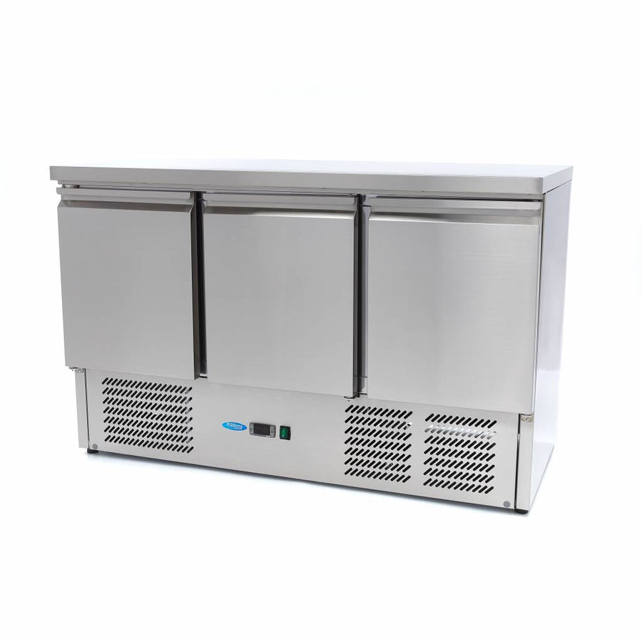 Réfrigérateur de comptoir Maxima 137 cm avec 3 portes, intérieur visible avec étagères en verre et compartiments de stockage.