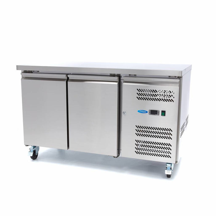 Congélateur de comptoir Maxima, table réfrigérée négative, 136 cm avec deux portes pour stockage alimentaire.