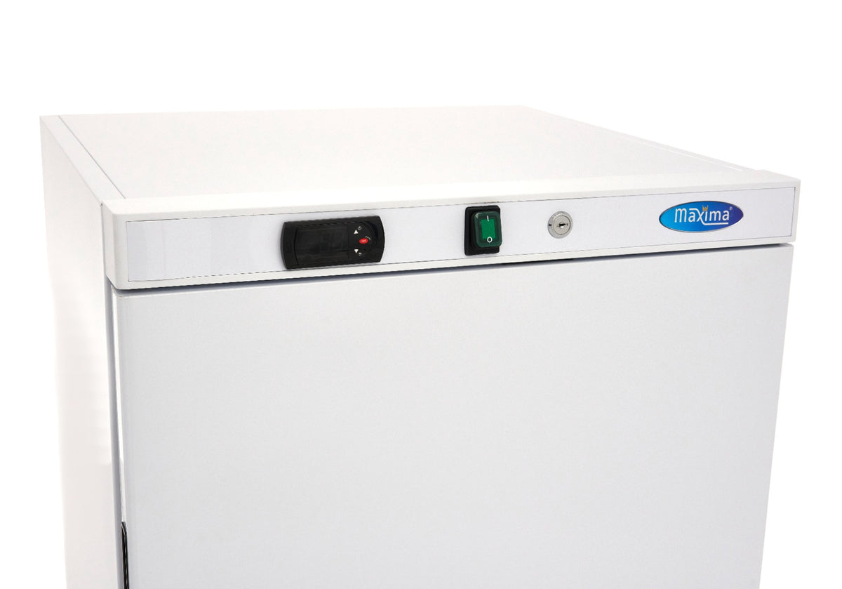 Réfrigérateur Maxima blanc de 200 L avec 3 étagères réglables, intérieur visible dans l'image.