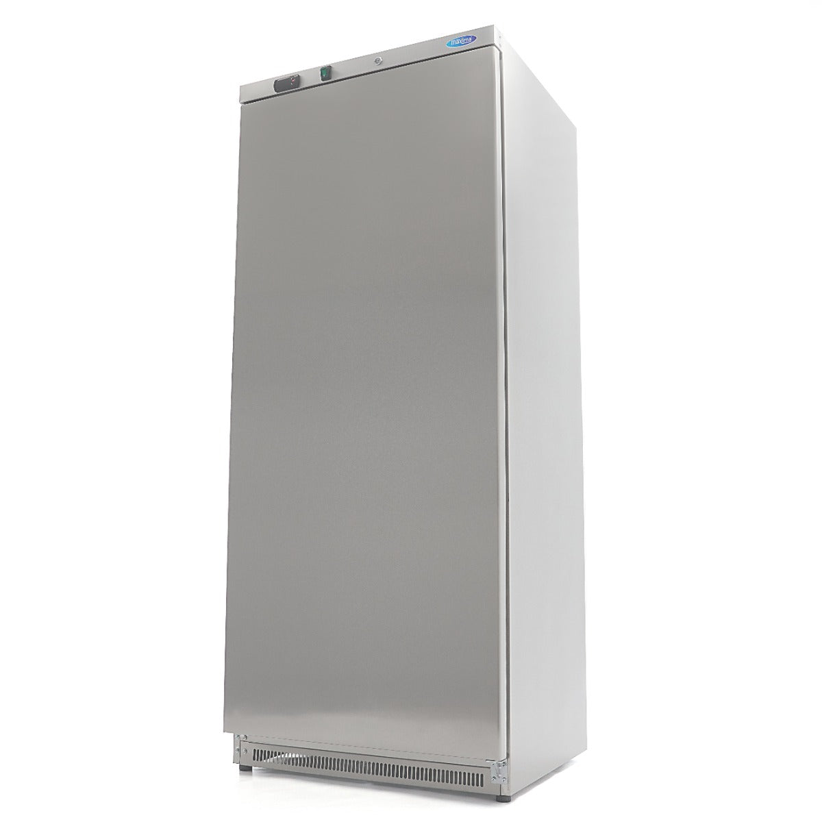 Réfrigérateur Maxima en acier inoxydable de 600 L avec 4 étagères réglables, vue de l’intérieur avec étagères en place.