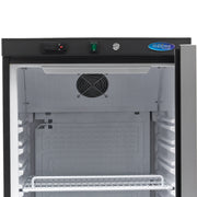 Réfrigérateur Maxima noir de 400 L avec porte en verre, intérieur visible avec étagères et espace de rangement.