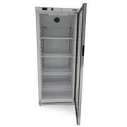 Réfrigérateur Maxima blanc de 600 L avec porte en verre, intérieur organisé visible dans l'image.