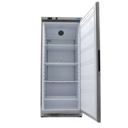 Réfrigérateur Maxima en acier inoxydable de 600 L avec 4 étagères réglables, intérieur spacieux et moderne.