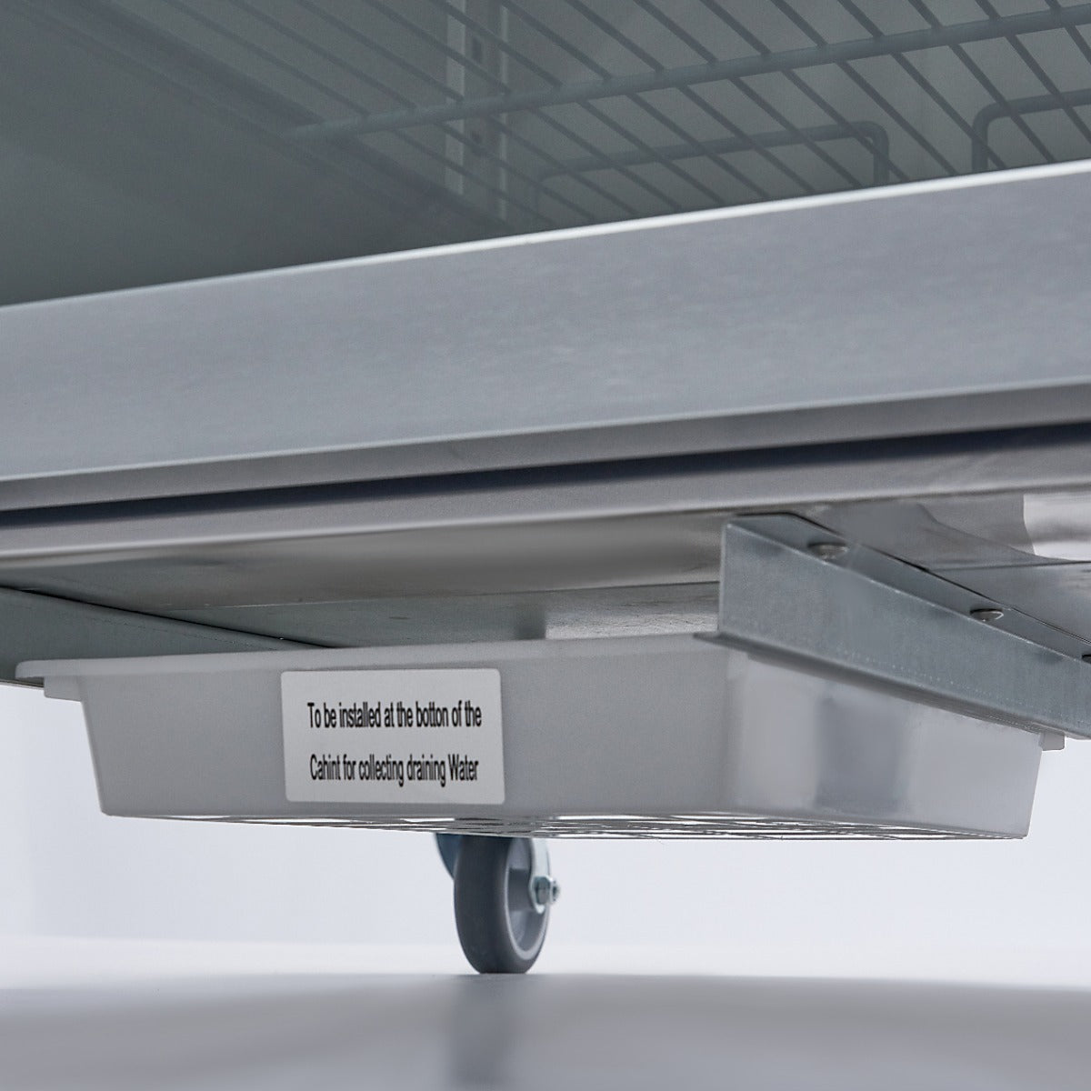 Réfrigérateur en acier inoxydable Maxima avec porte en verre, 600 L, 3 étagères réglables, design moderne et espace de stockage.