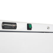 Réfrigérateur Maxima blanc de 600 L avec 4 étagères réglables, intérieur spacieux et moderne.