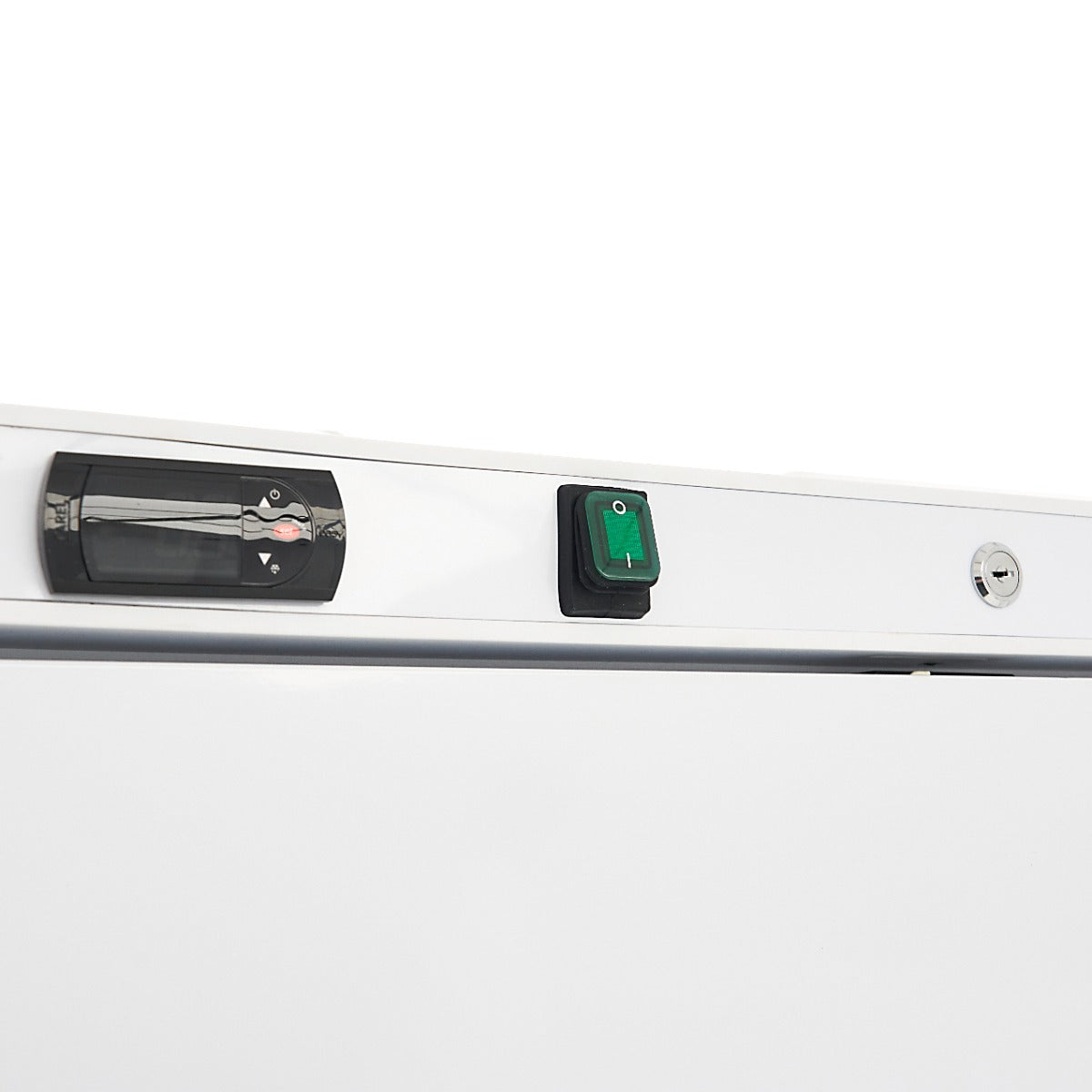Réfrigérateur Maxima blanc de 600 L avec 4 étagères réglables, intérieur spacieux et moderne.