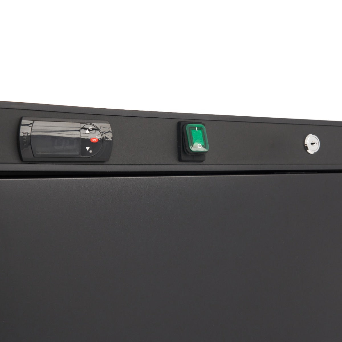 Réfrigérateur Maxima noir de 600 L avec 4 étagères réglables, intérieur spacieux et moderne.