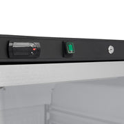 Réfrigérateur Maxima noir de 600 L avec porte en verre, intérieur spacieux et compartiments ajustables visible dans l'image.