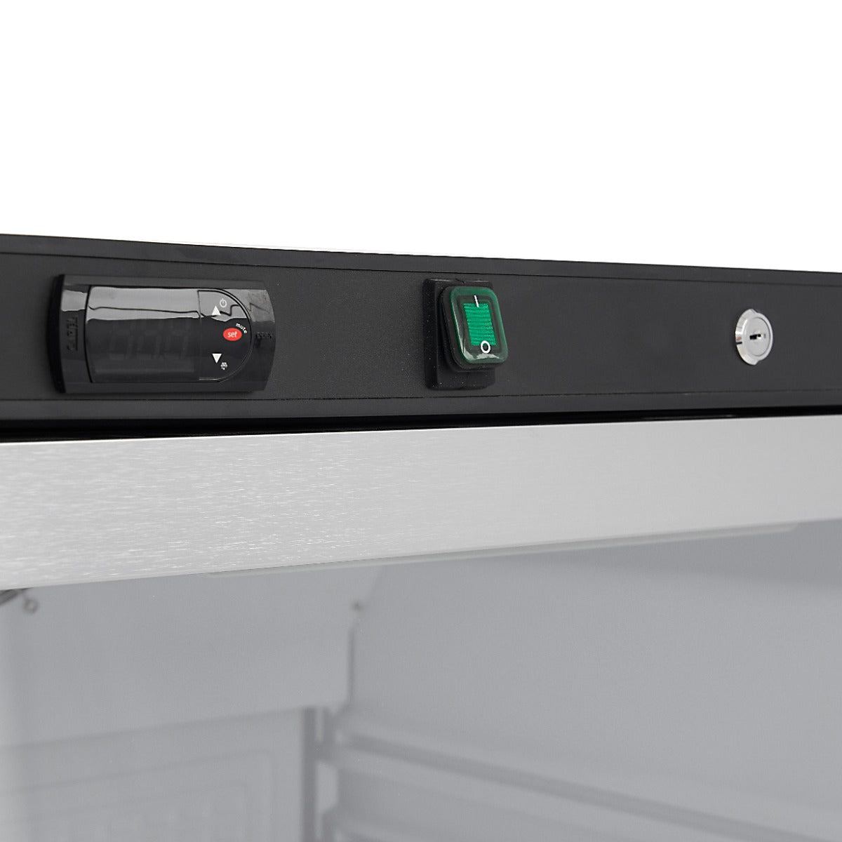 Réfrigérateur Maxima noir de 600 L avec porte en verre, intérieur spacieux et compartiments ajustables visible dans l'image.