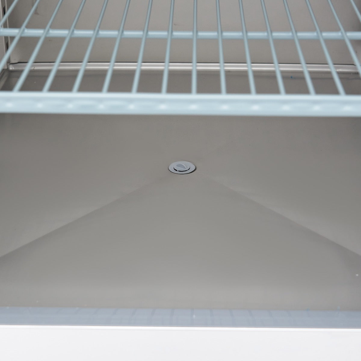 Réfrigérateur en acier inoxydable Maxima avec porte en verre et 3 étagères réglables, capacité de 600 L, design moderne.