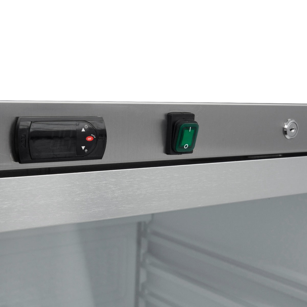 Réfrigérateur Maxima en acier inoxydable de 600 L avec porte en verre, intérieur spacieux et moderne.