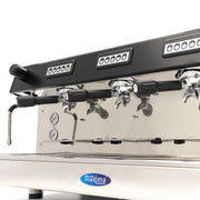 Machine à expresso Maxima avec 3 pistons, capacité de 540 tasses par heure, visible sur l'image.