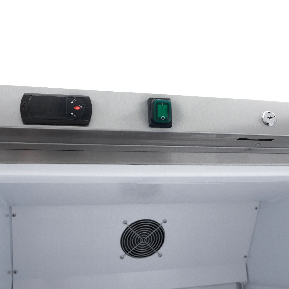 Réfrigérateur en acier inoxydable Maxima de 600 L avec 4 étagères réglables, intérieur spacieux et design moderne.