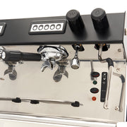 Machine à expresso Maxima avec 3 pistons, capable de produire 540 tasses par heure, vue de face sur l'image.