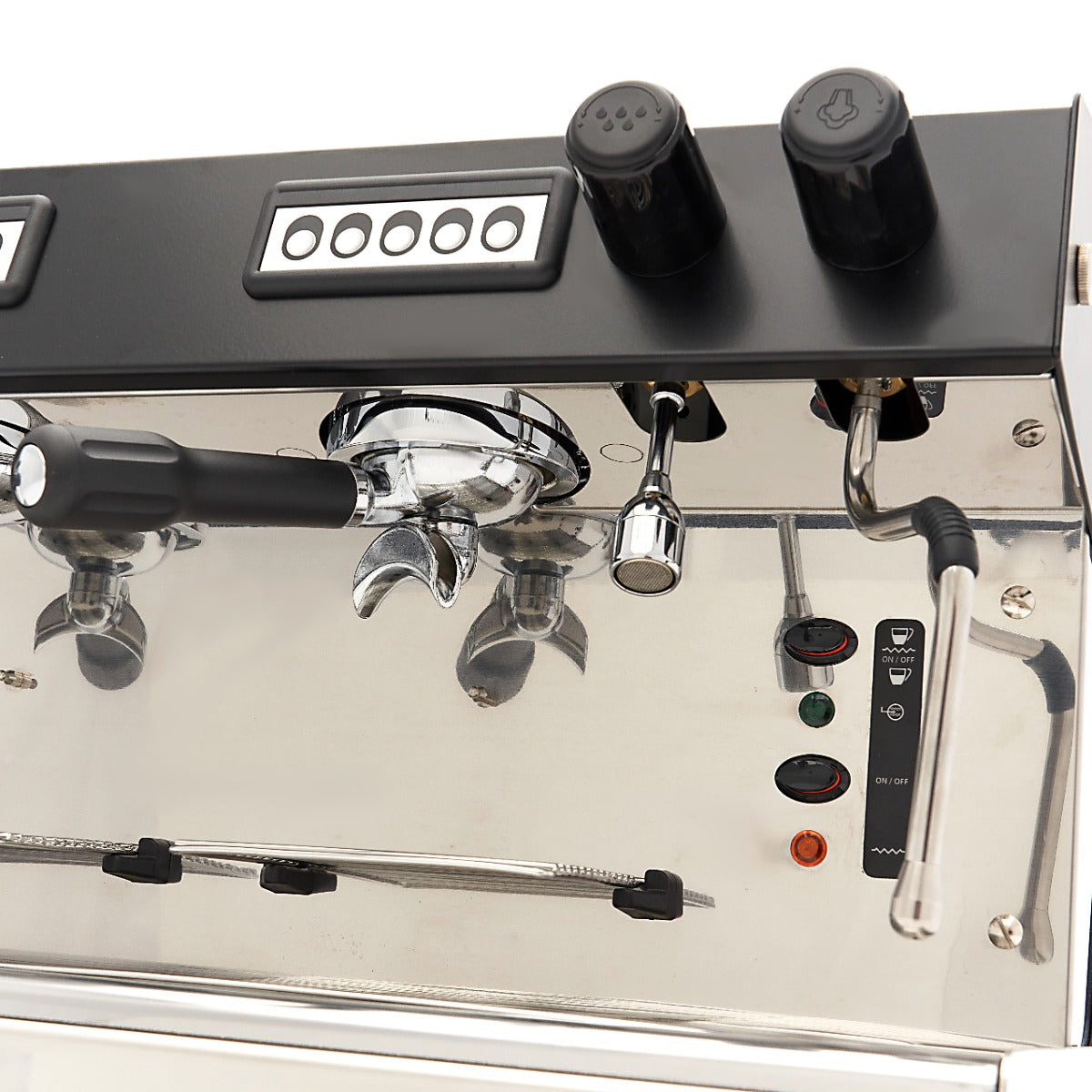 Machine à expresso Maxima avec 3 pistons, capable de produire 540 tasses par heure, vue de face sur l'image.
