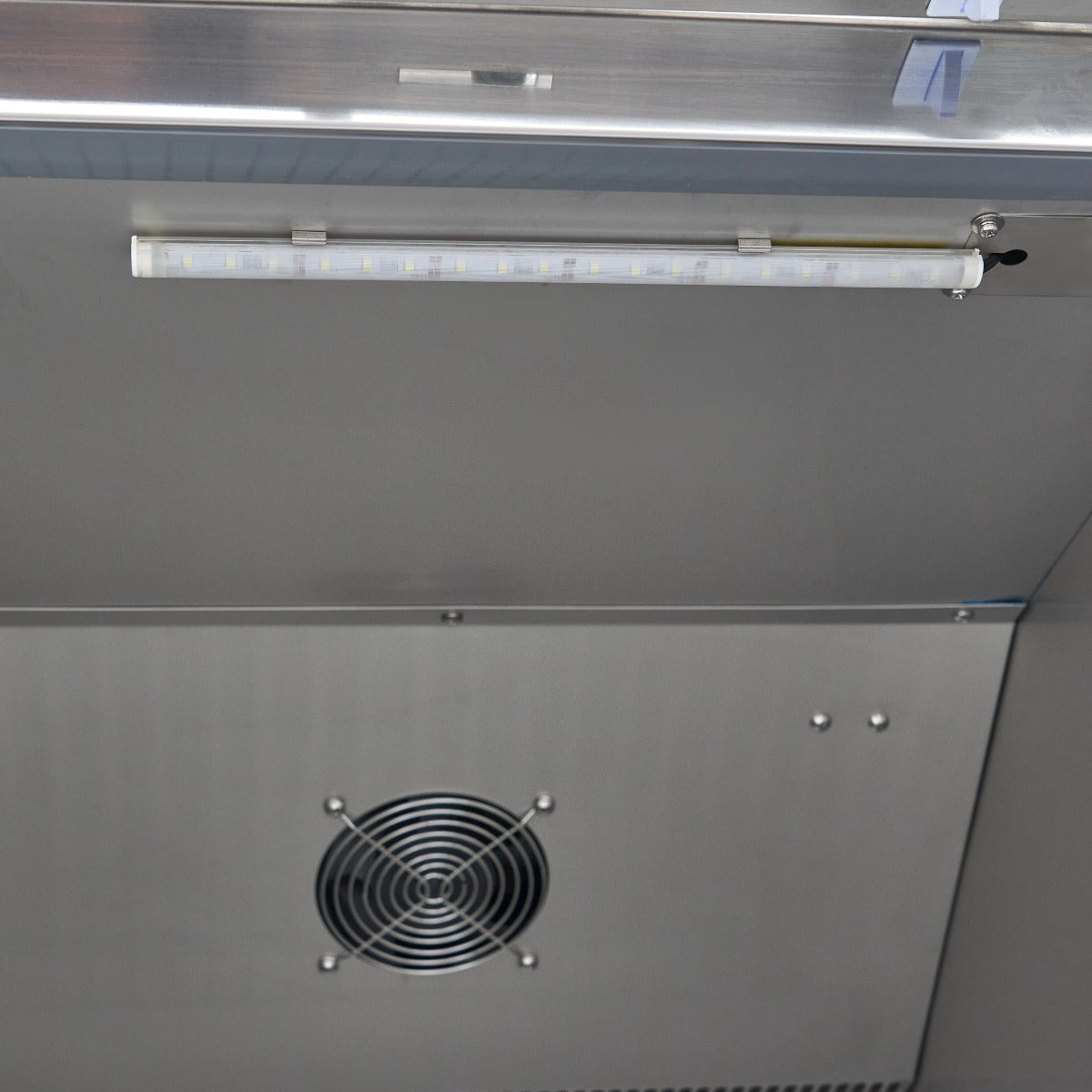Réfrigérateur en acier inoxydable Maxima de 600 L avec porte en verre et 3 étagères réglables en acier inoxydable.