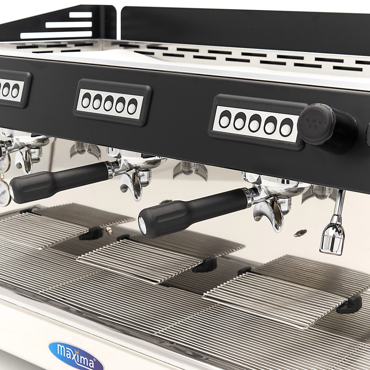 Machine à expresso Maxima avec 3 pistons, capable de préparer 540 tasses par heure, vue en gros plan sur le panneau de commande.