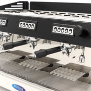 Machine à expresso Maxima avec 3 pistons, capable de préparer 540 tasses par heure, vue en gros plan sur le panneau de commande.