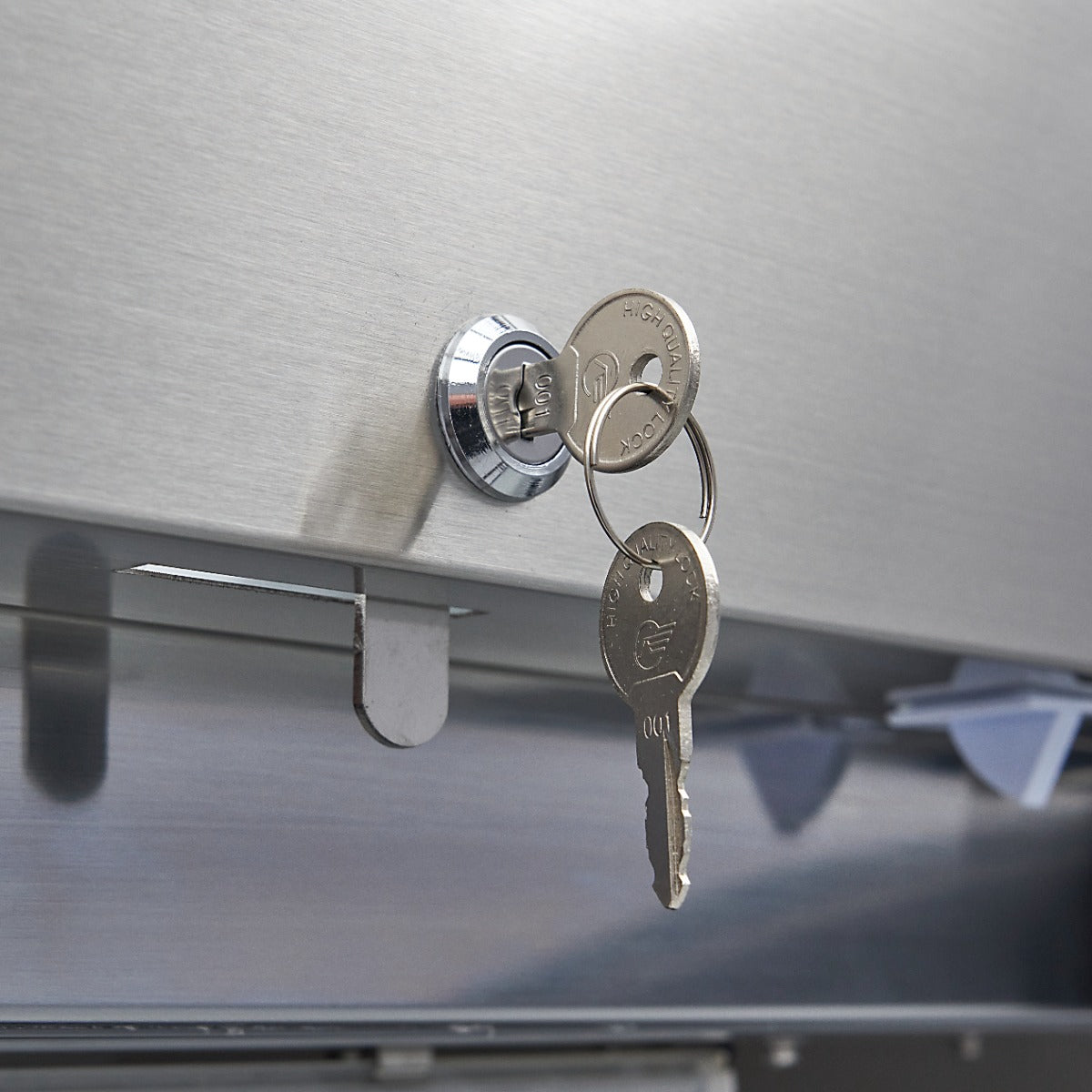 Réfrigérateur en acier inoxydable Maxima avec porte en verre, 700 L, 3 étagères réglables, capacité généreuse.
