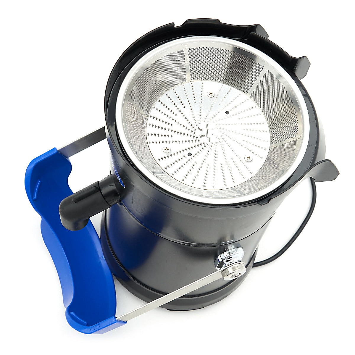 Extracteur de jus Maxima avec presse-agrumes à 2 vitesses et hauteur du verre de 19 cm, en action.