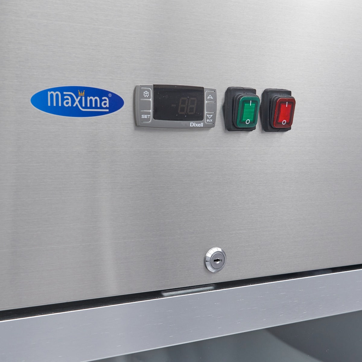 Réfrigérateur Maxima en acier inoxydable de 700 L avec porte en verre et 3 étagères réglables.