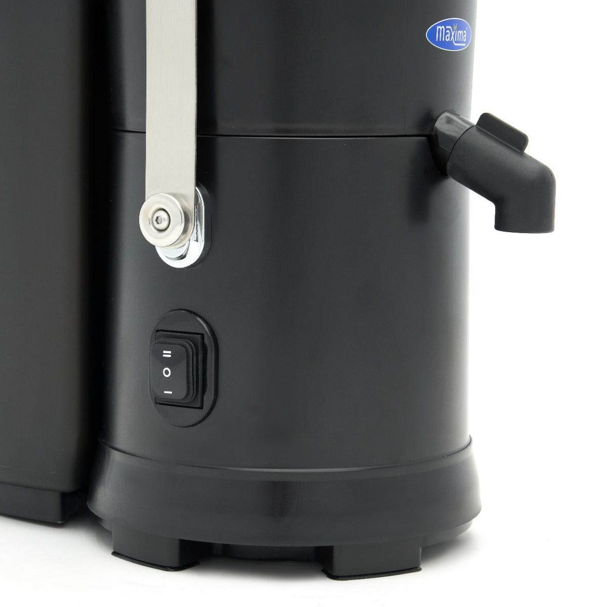 Extracteur de jus Maxima avec presse-agrumes à 2 vitesses et hauteur de verre de 19 cm, en action sur fruits.