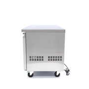 Réfrigérateur de comptoir Maxima, 136 cm, avec deux portes, intérieur visible, design compact et moderne.