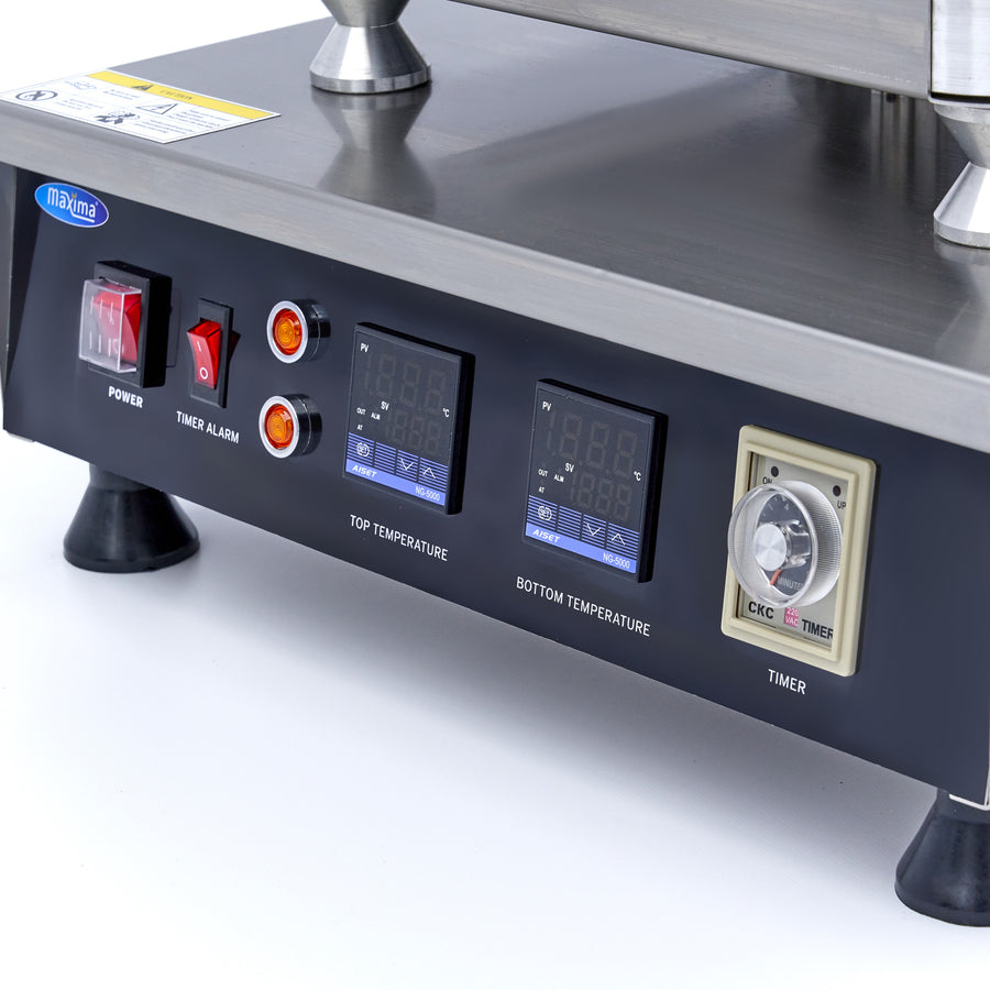 Machine à tartelettes Maxima avec différents moules, affichant des tartelettes prêtes à cuire sur une surface de travail.