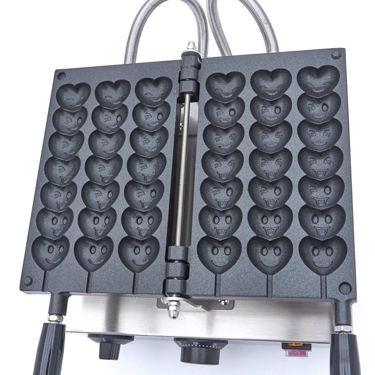 Gaufrier professionnel Maxima avec 3 sucettes en forme de cœurs et emojis sur bâtonnets, prêt à réaliser des douceurs.