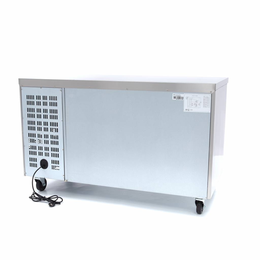 Réfrigérateur de comptoir Maxima, 136 cm, avec 2 portes en inox, intérieur visible avec étagères et compartiments.