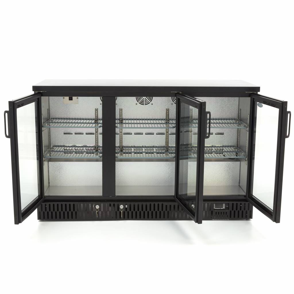 Réfrigérateur à boissons Maxima à 3 portes avec 6 étagères réglables, intérieur visible avec bouteilles et canettes.
