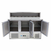 Réfrigérateur saladette pizza Maxima, 137 cm, 3 portes, pour 8 x 1/6 GN, couvercle en acier inoxydable, idéal pour la préparation.